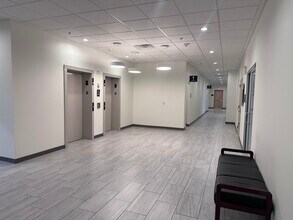 1011 Johnston Willis Dr, North Chesterfield, VA à louer Hall d’entrée– Image 2 sur 5