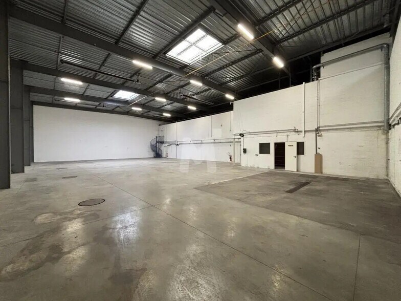 Local d’activités dans Massy à louer - Photo de l’immeuble – Image 3 sur 12