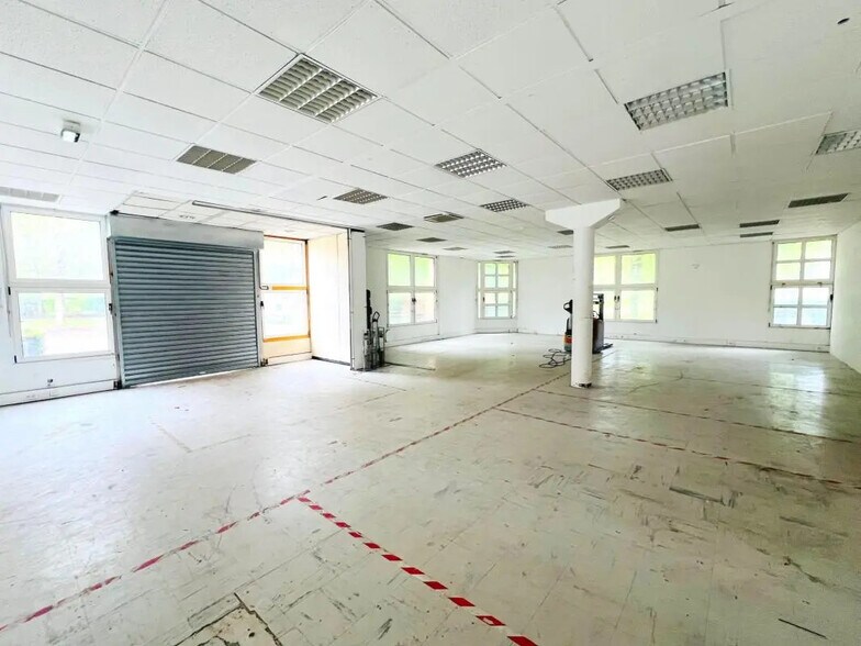 Local d’activités dans Montigny-le-Bretonneux à louer - Photo de l’immeuble – Image 2 sur 30
