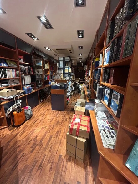 Local commercial dans Paris à louer - Photo intérieure – Image 1 sur 3