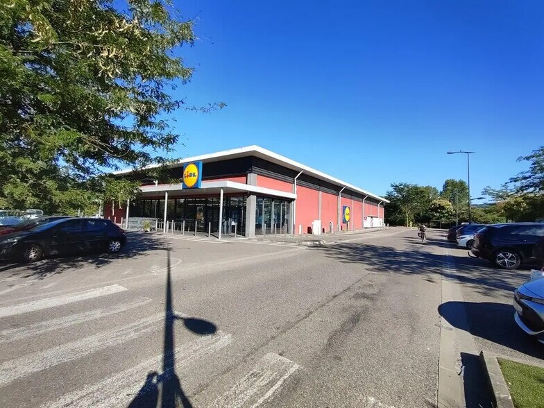 Local commercial dans Bourgoin-Jallieu à louer - Photo de l’immeuble – Image 3 sur 4