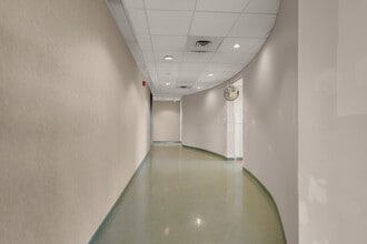 700 Dorval Dr, Oakville, ON à louer Photo intérieure– Image 2 sur 24