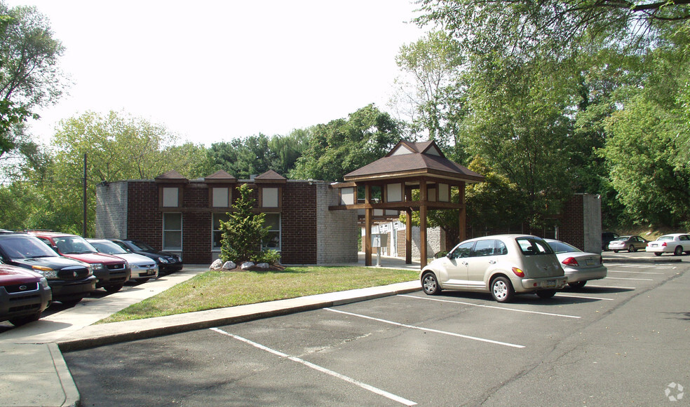 830 Twining Rd, Dresher, PA à louer - Photo de l’immeuble – Image 1 sur 5