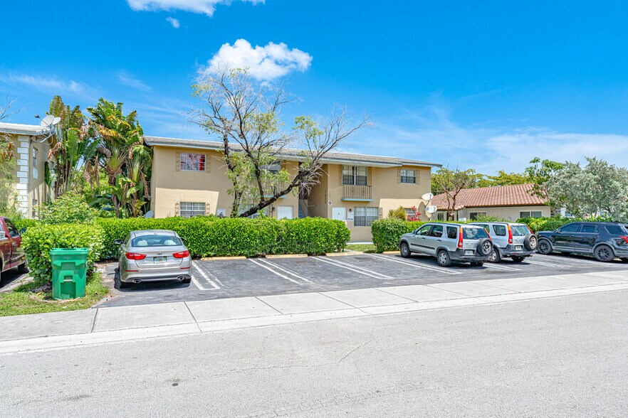 7523 NW 44th Court, Coral Springs, FL à vendre - Photo de l’immeuble – Image 2 sur 14