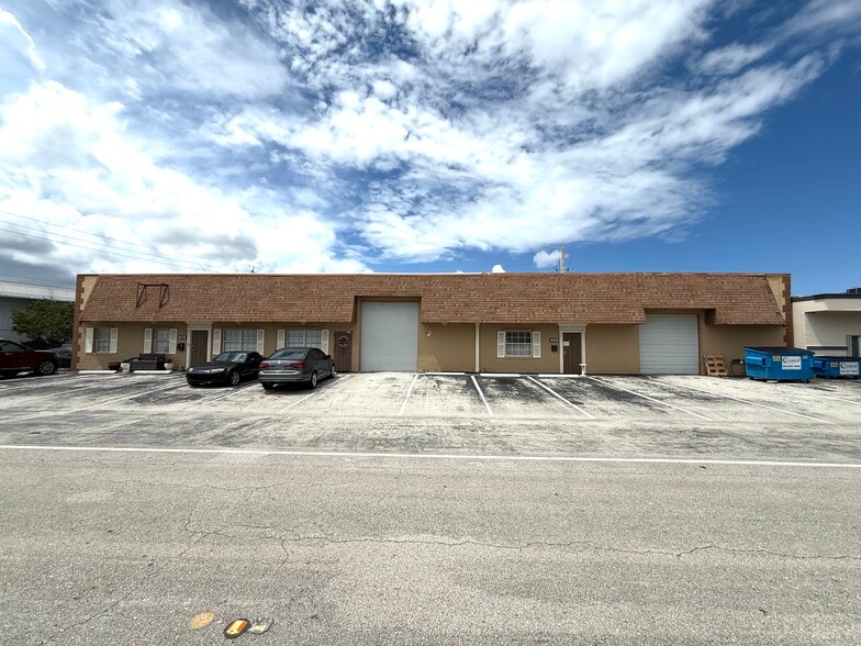 415 NE 28th Ct, Pompano Beach, FL à vendre - Photo de l’immeuble – Image 3 sur 17