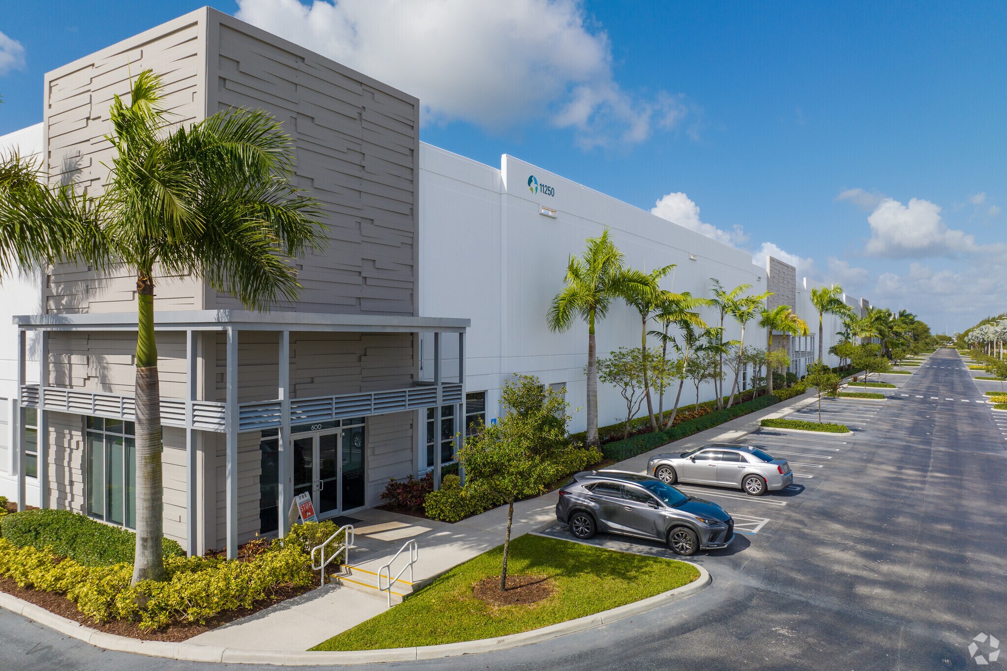 11230 NW 122nd St, Medley, FL à louer Photo de l’immeuble– Image 1 sur 9
