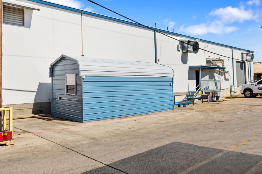 1120 Commercial Blvd N, Arlington, TX à vendre - Photo de l’immeuble – Image 2 sur 36