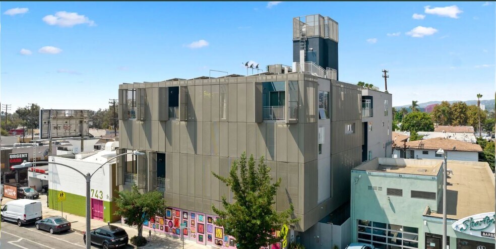 751 N Fairfax Ave, Los Angeles, CA à vendre - Photo de l’immeuble – Image 2 sur 10
