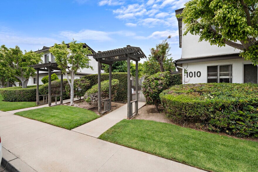 1010 Valencia St, Costa Mesa, CA à vendre - Photo de l’immeuble – Image 3 sur 14