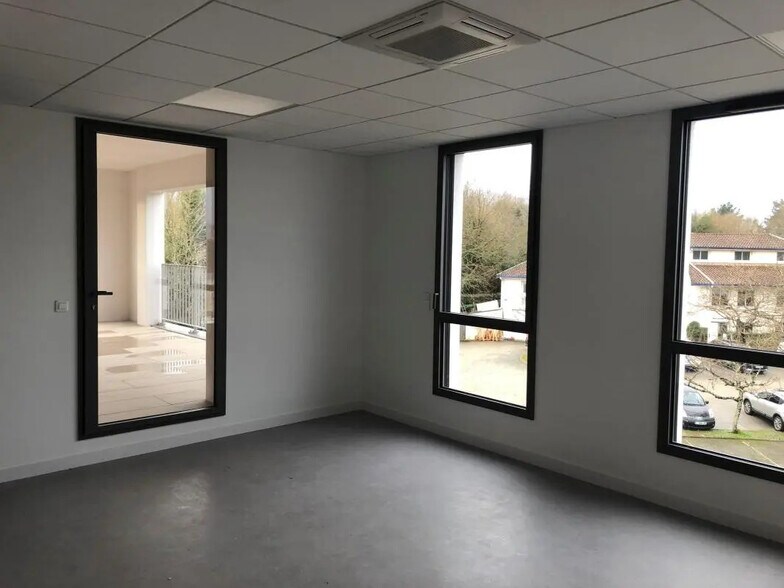 Bureau dans Artigues-près-Bordeaux à louer - Photo de l’immeuble – Image 2 sur 6