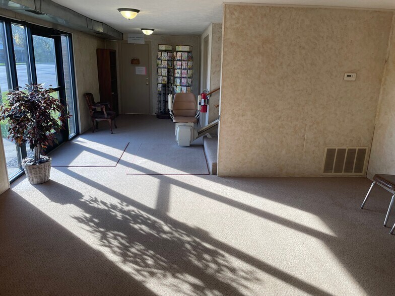2512 S Dye Rd, Flint, MI à vendre - Hall d’entrée – Image 3 sur 10