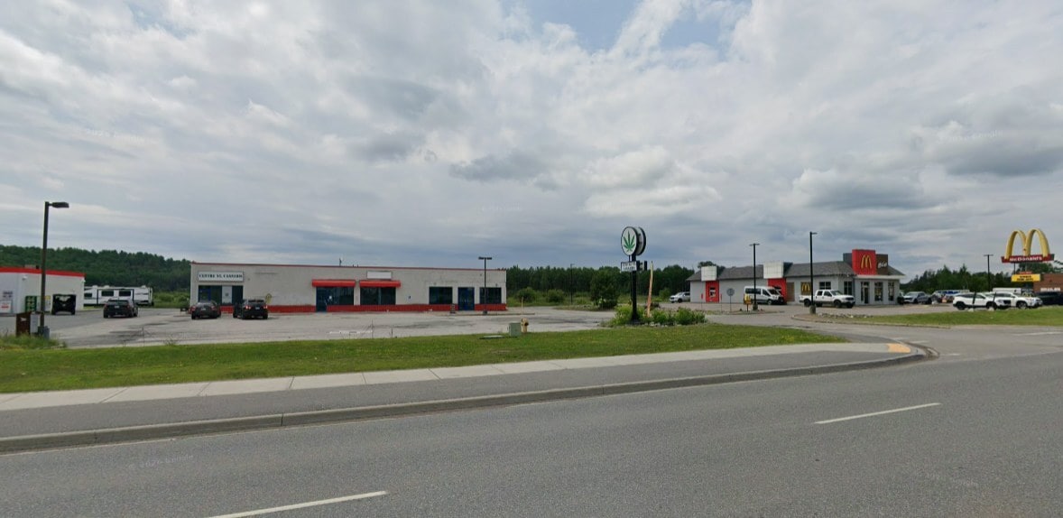 721 Centre St, Espanola, ON à louer Photo principale– Image 1 sur 13