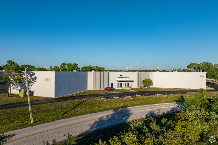 9700-9704 Solar Dr, Tampa, FL à louer - Photo principale – Image 1 sur 14