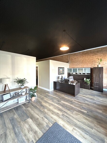 103 W Main St, Easley, SC à louer - Hall d’entrée – Image 3 sur 14