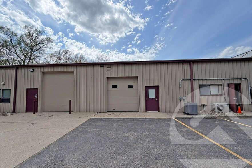 5277 Jackson Rd, Ann Arbor, MI à louer - Photo principale – Image 1 sur 2