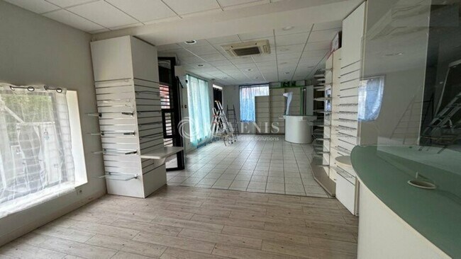 Plus de détails pour Avenue Pierre Bérégovoy, Bourges - Local commercial à louer