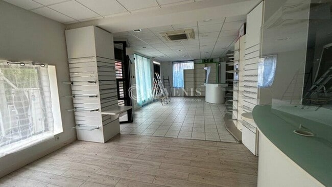 Plus de détails pour Local commercial à louer
