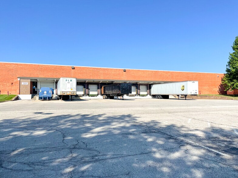 1303-1315 N Highway Dr, Fenton, MO à louer - Photo de l’immeuble – Image 2 sur 8