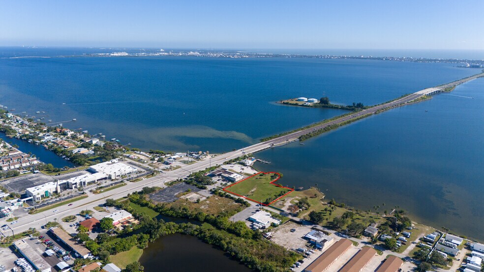 84 S Banana River Dr, Merritt Island, FL à vendre - Photo de l’immeuble – Image 3 sur 9
