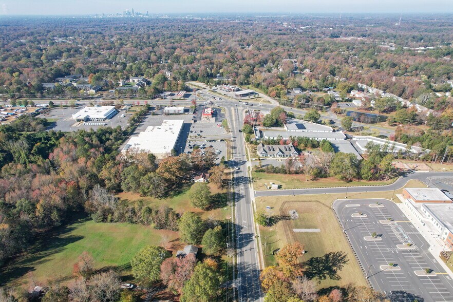 7420 The Plaza Rd, Charlotte, NC à vendre - Photo de l’immeuble – Image 2 sur 3