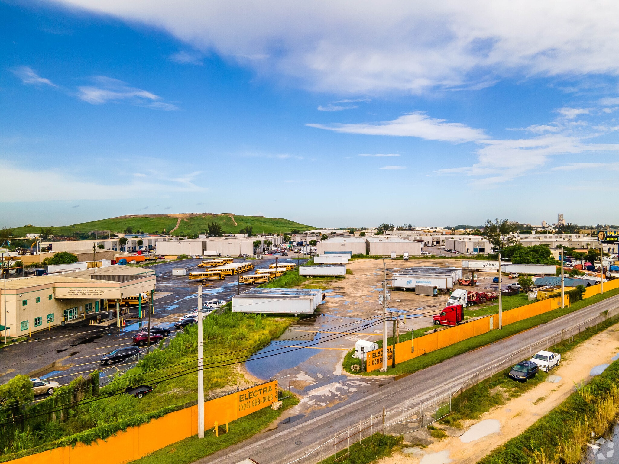 9950 NW South River Dr, Medley, FL à louer Photo principale– Image 1 sur 25