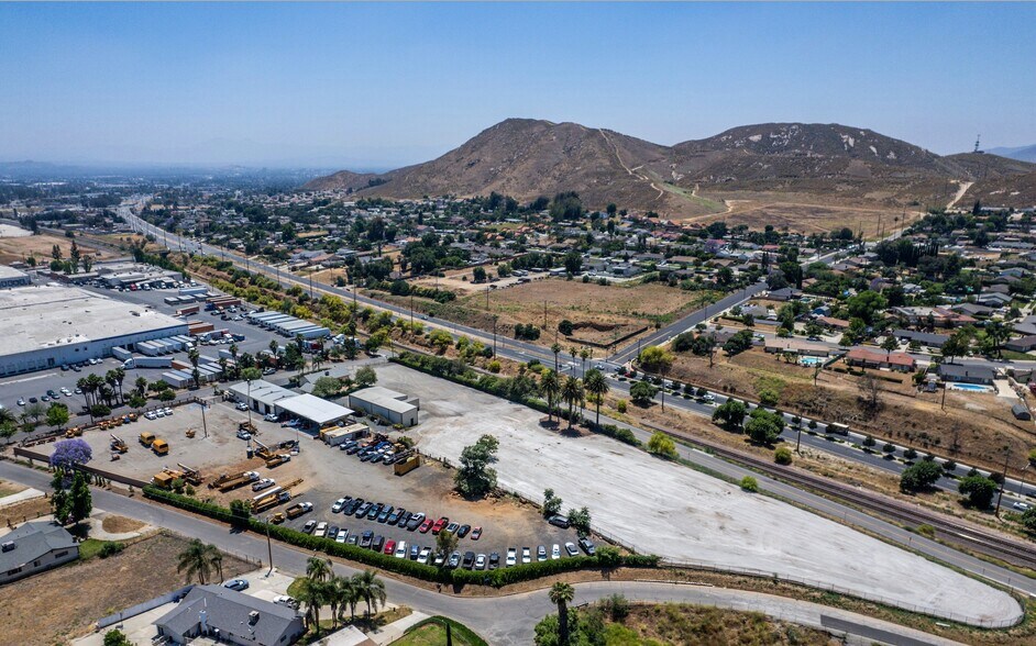 21600 Walnut Ave, Grand Terrace, CA à louer - Photo de l’immeuble – Image 1 sur 12