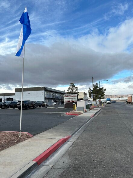 3975 W Quail Ave, Las Vegas, NV à louer - Photo de l’immeuble – Image 2 sur 5