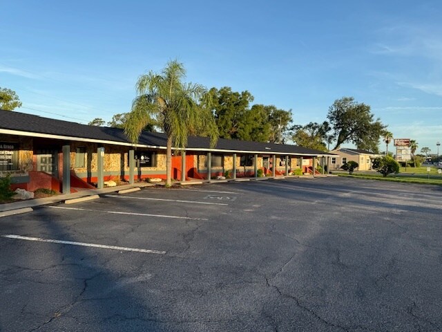 5739-5749 Gall Blvd, Zephyrhills, FL à louer - Photo de l’immeuble – Image 1 sur 18