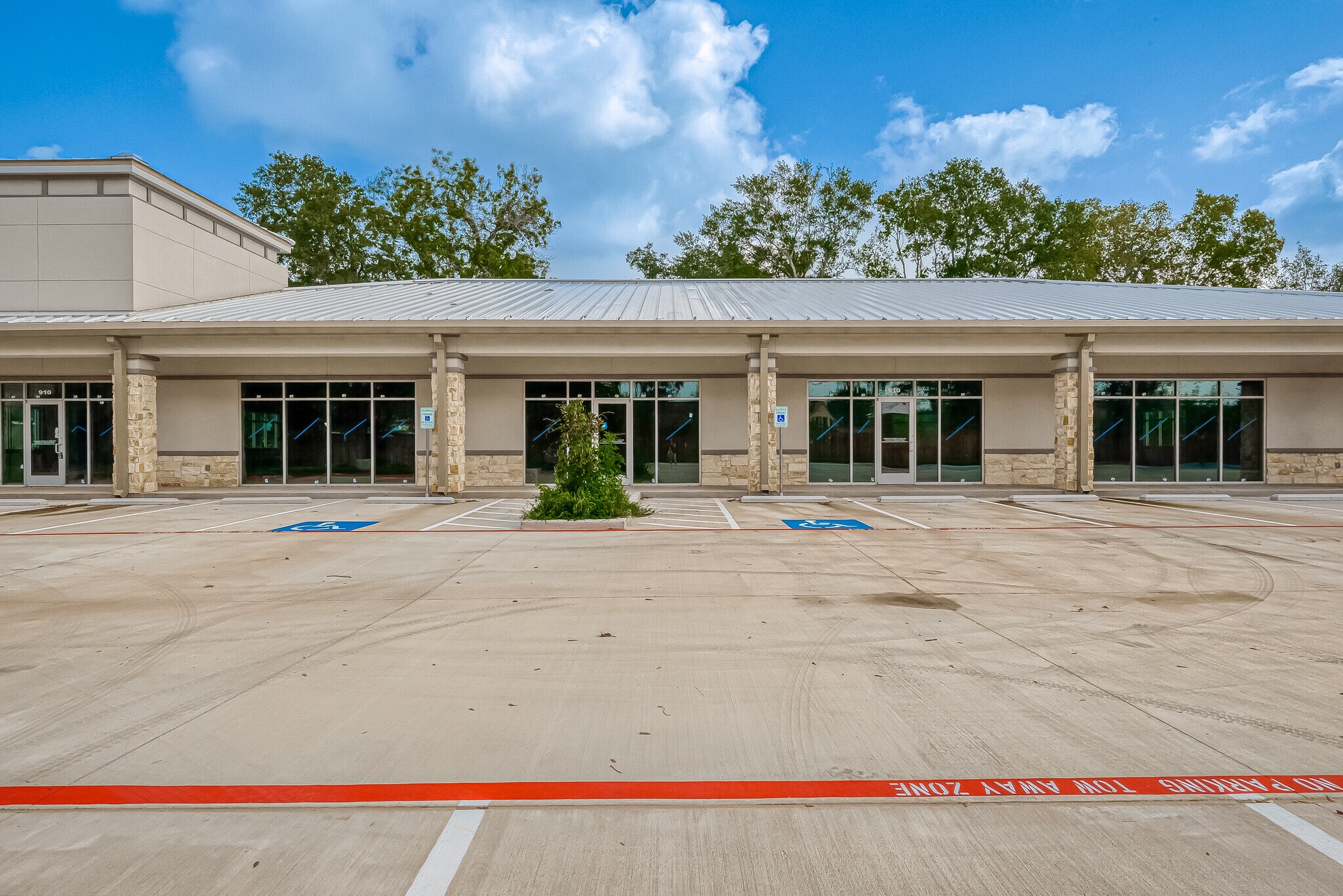 910 East Ave, Katy, TX à louer Photo de l’immeuble– Image 1 sur 47