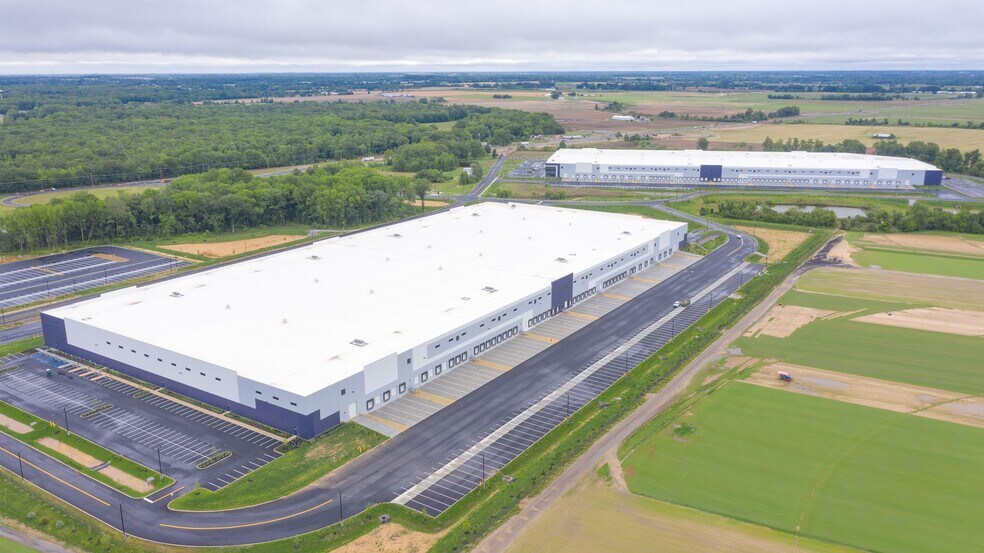 Rockefeller Group Logistics Center portefeuille de 2 biens à vendre sur LoopNet.fr - Photo de l’immeuble – Image 2 sur 11