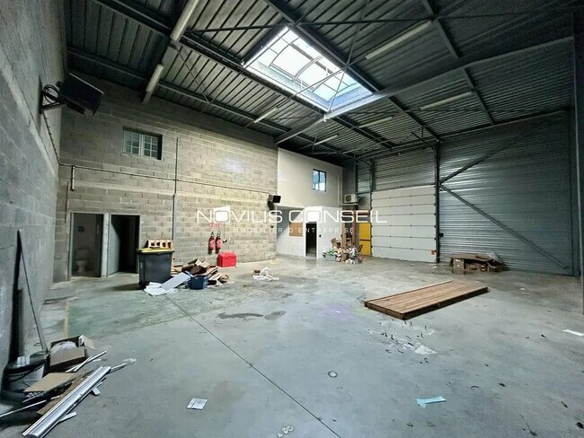 Plus de détails pour Local d'activités à louer