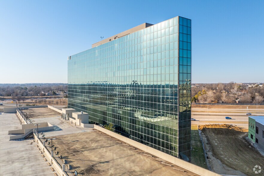 5100 E Skelly Dr, Tulsa, OK à vendre - Photo de l’immeuble – Image 2 sur 22