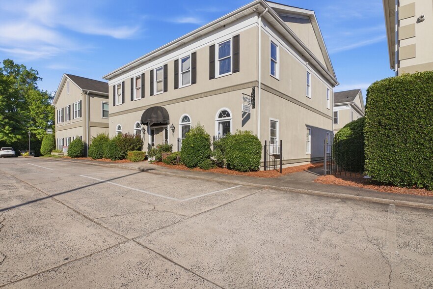 5808 Monroe Rd, Charlotte, NC à vendre - Photo de l’immeuble – Image 3 sur 17
