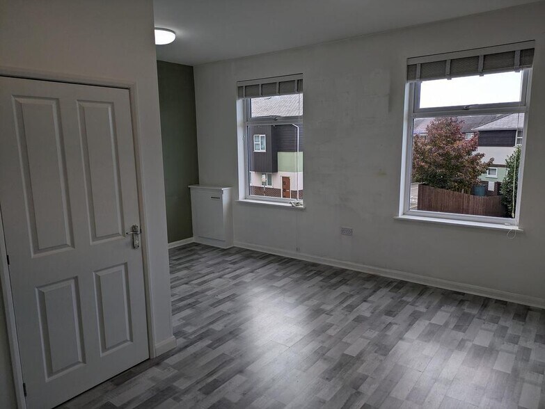 235-237 Whitby Rd, Ellesmere Port à louer - Photo de l’immeuble – Image 3 sur 9