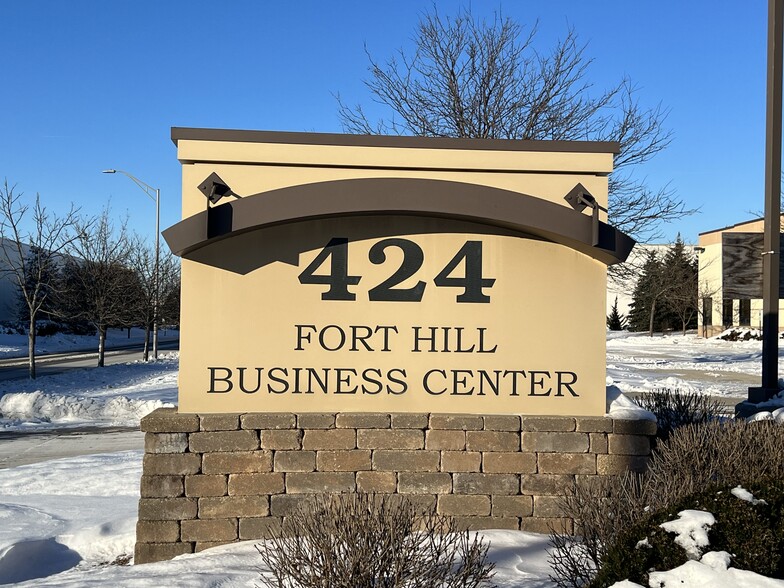 424 Fort Hill Dr, Naperville, IL à louer - Photo de l’immeuble – Image 3 sur 10