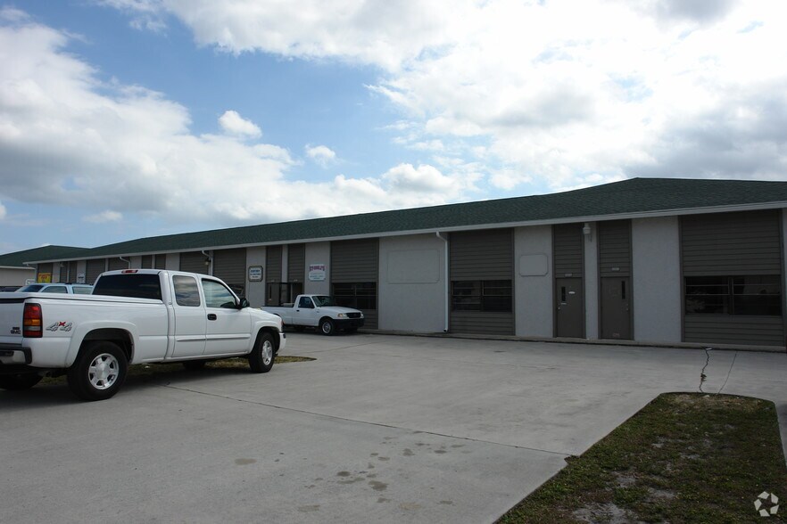 3054-3076 SE Dominica Ter, Stuart, FL à louer - Photo principale – Image 1 sur 3