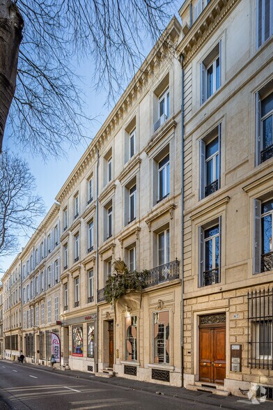 Bureaux/Local commercial dans Marseille à louer - Photo de l’immeuble – Image 2 sur 2