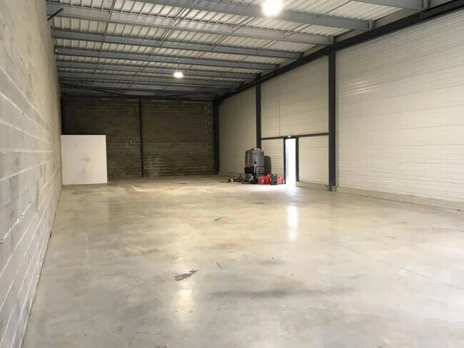 Plus de détails pour Local d'activités à louer