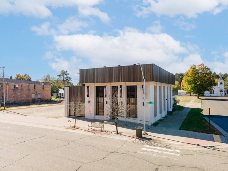 402 Washington Ave, Iron River, MI à vendre - Photo principale – Image 1 sur 28