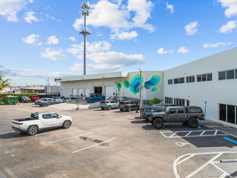 6955 NW 52nd St, Miami, FL à vendre - Photo de l’immeuble – Image 1 sur 6