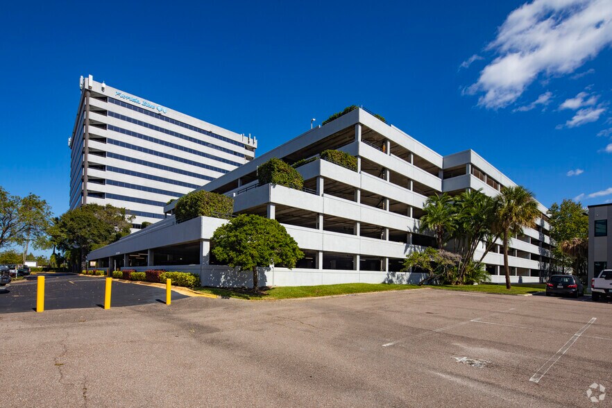 2203 N Lois Ave, Tampa, FL à louer - Photo de l’immeuble – Image 3 sur 10