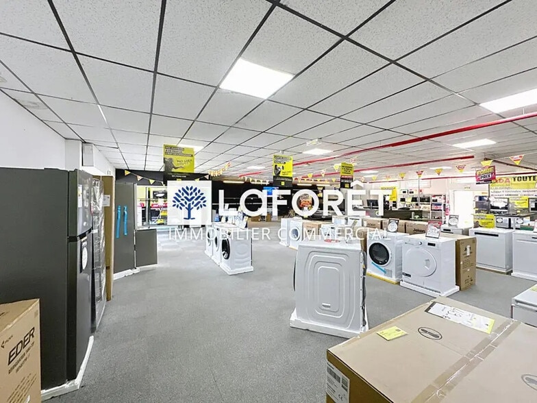 Local commercial dans à louer - Photo intérieure – Image 3 sur 4