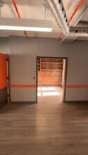 690-692 Eighth Ave, New York, NY à louer - Vidéo sur l’annonce professionnelle 