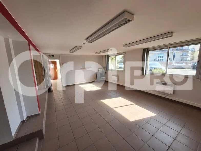 Bureau dans Senlis à louer - Photo de l’immeuble – Image 1 sur 8