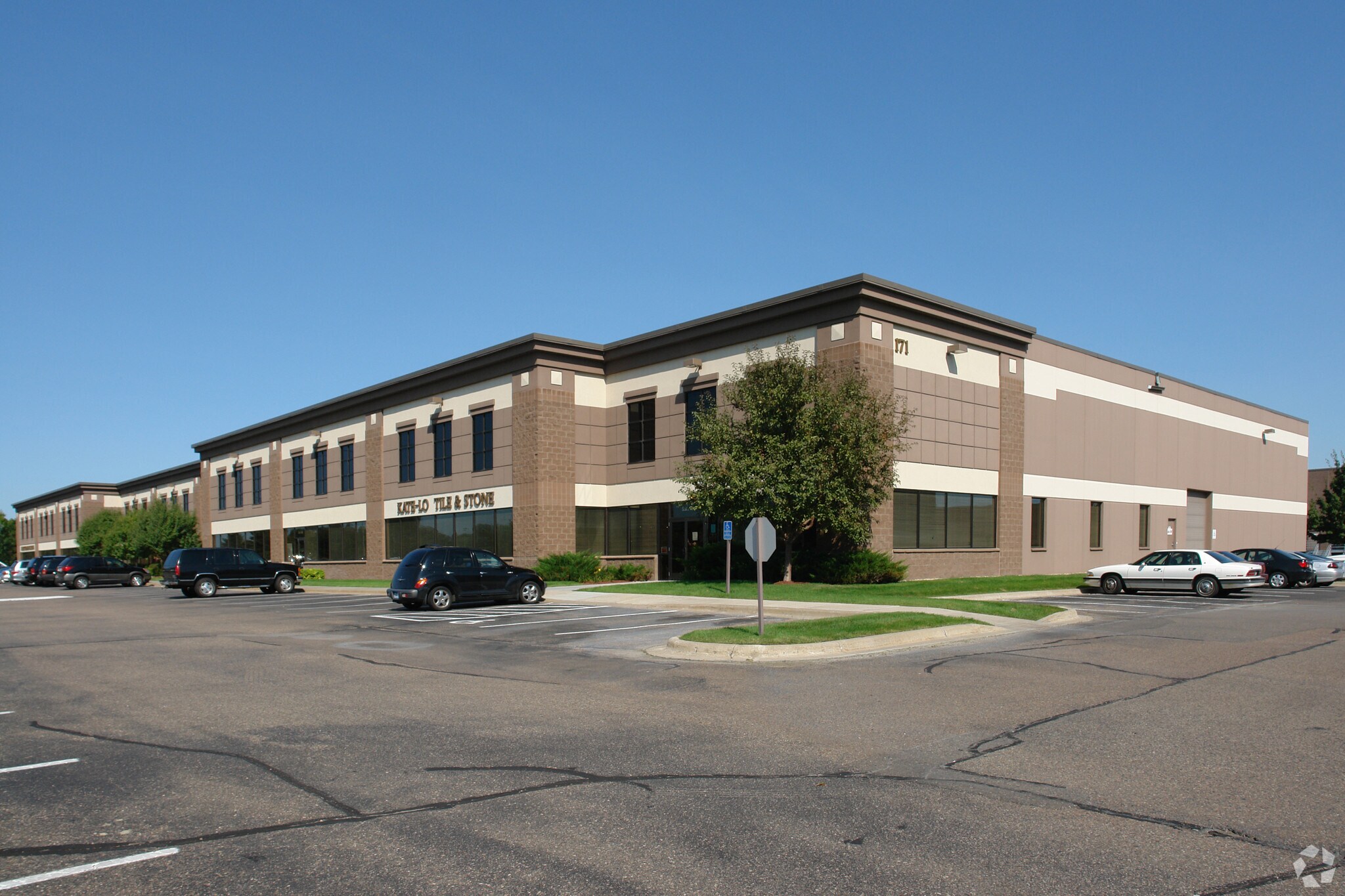 171 N Cheshire Ln, Plymouth, MN à louer Photo de l’immeuble– Image 1 sur 8