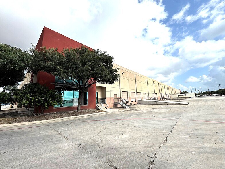 3005-3031 Interstate Dr, San Antonio, TX à louer - Photo de l’immeuble – Image 2 sur 33