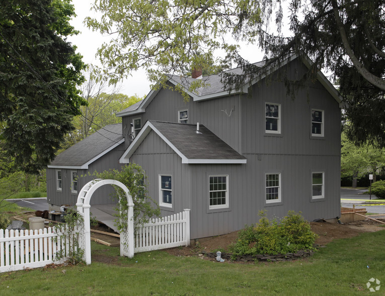 88 Terry Rd, Smithtown, NY à vendre - Photo principale – Image 1 sur 10