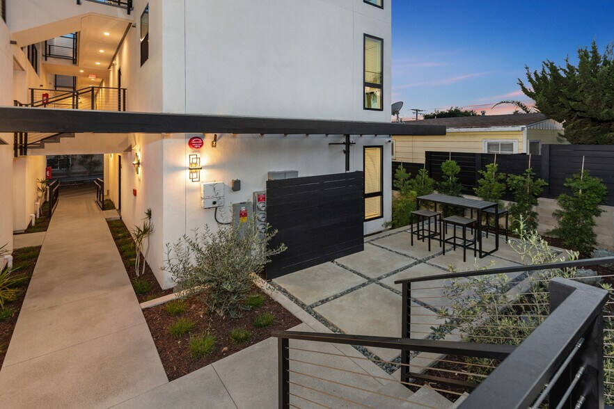 5727 Lauretta St, San Diego, CA à vendre - Photo de l’immeuble – Image 2 sur 25