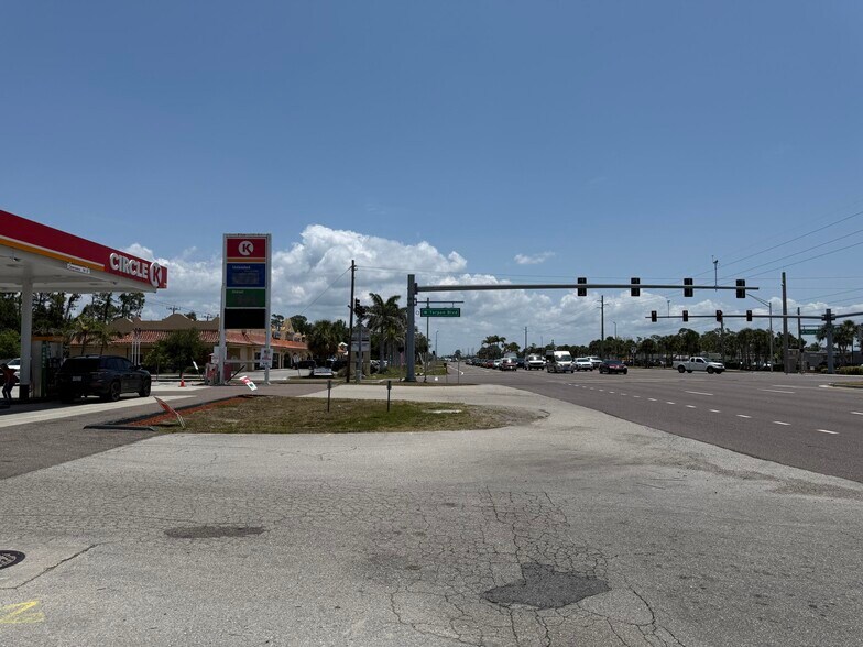 2646 Tamiami Trl, Port Charlotte, FL à vendre - Photo de l’immeuble – Image 3 sur 6