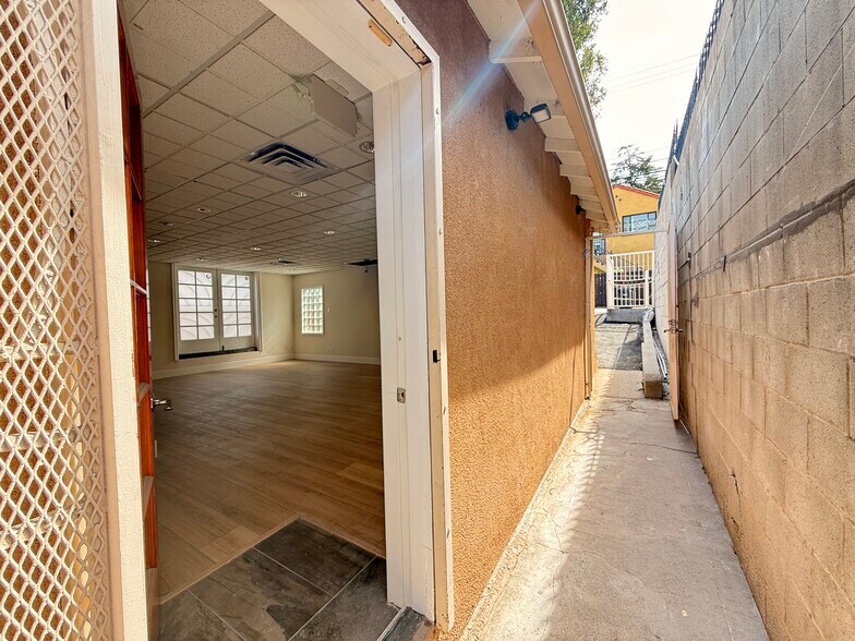 11326 Ventura Blvd, Studio City, CA à louer - Photo de l’immeuble – Image 3 sur 7
